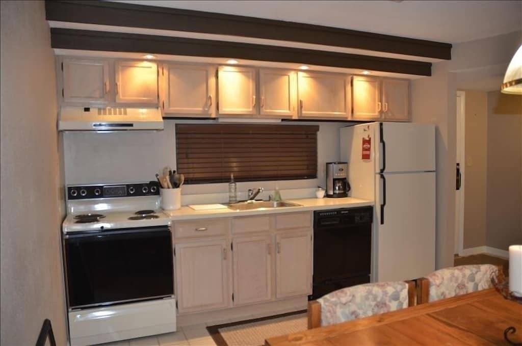 Ganze Wohnung, Ski in Ski Out, Seven Springs, 1 Zi, 1 Bad, Balkon, auf Pisten, sauber. in Seven Springs, Pennsylvania