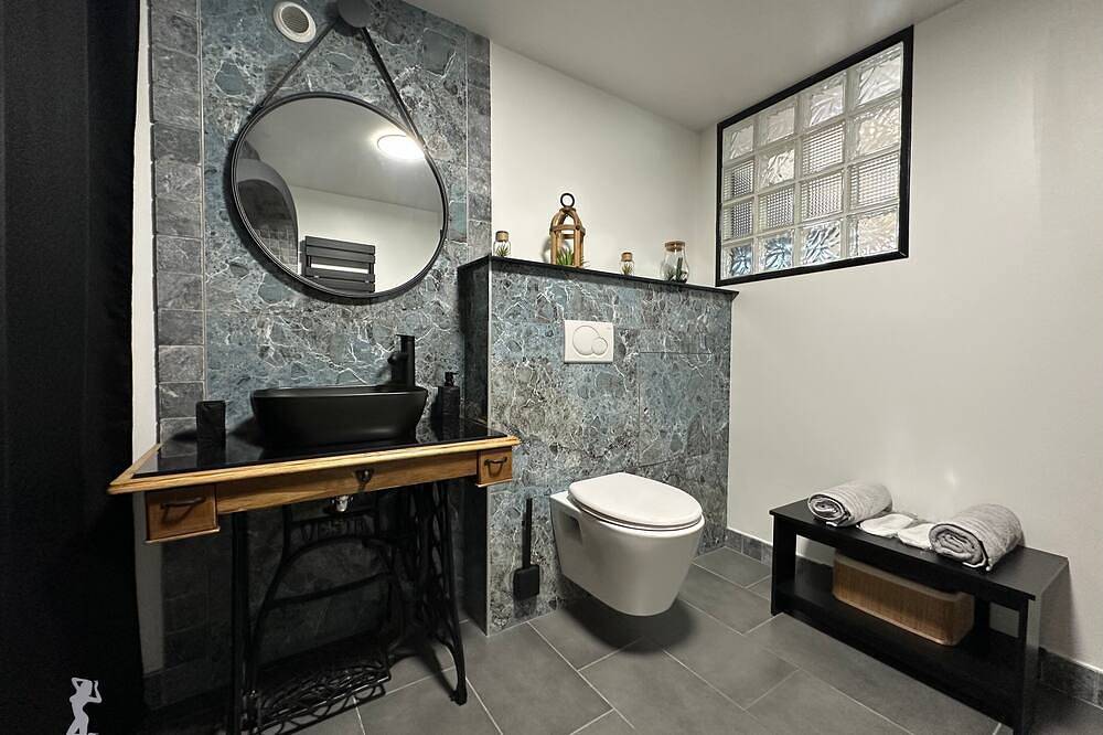 Appartement entier, Love Room de charme avec spa privatif Escapade romantique à 2 pas de la Belgique in Bogny-sur-Meuse, Parc naturel régional des Ardennes