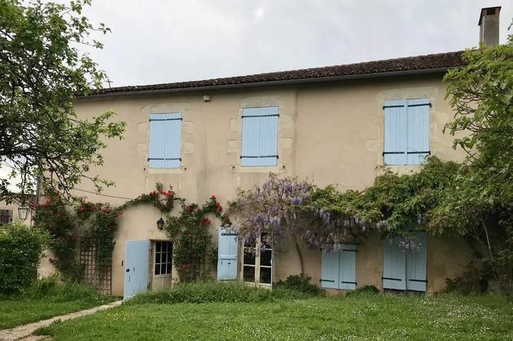 Gîte pour 11 personnes, avec piscine à Sanxay