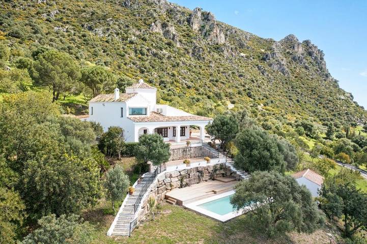 Chalet para 8 personas, con jardín además de piscina y vistas, Se admiten mascotas en Casares