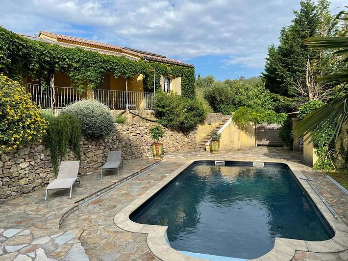 Location de vacances pour 8 personnes, avec jardin ainsi que piscine et terrasse dans La Bambouseraie en Cévennes