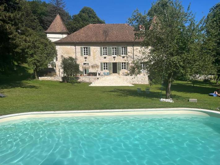 Gîte pour 2 personnes, avec Jacuzzi et Terrasse ainsi que Jardin et Piscine à Montanges