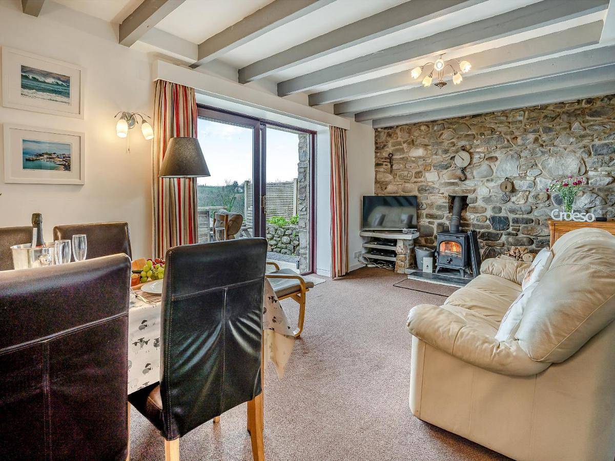 Two-Bedroom Holiday Home in Amroth, Pembrokeshire