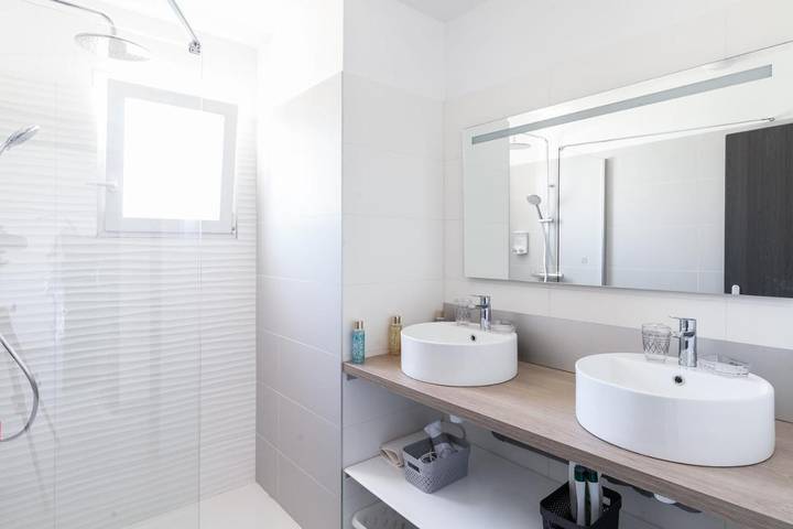 Location de vacances pour 6 personnes, avec jacuzzi ainsi que terrasse et jardin à Saint-Mitre-les-Remparts - 3