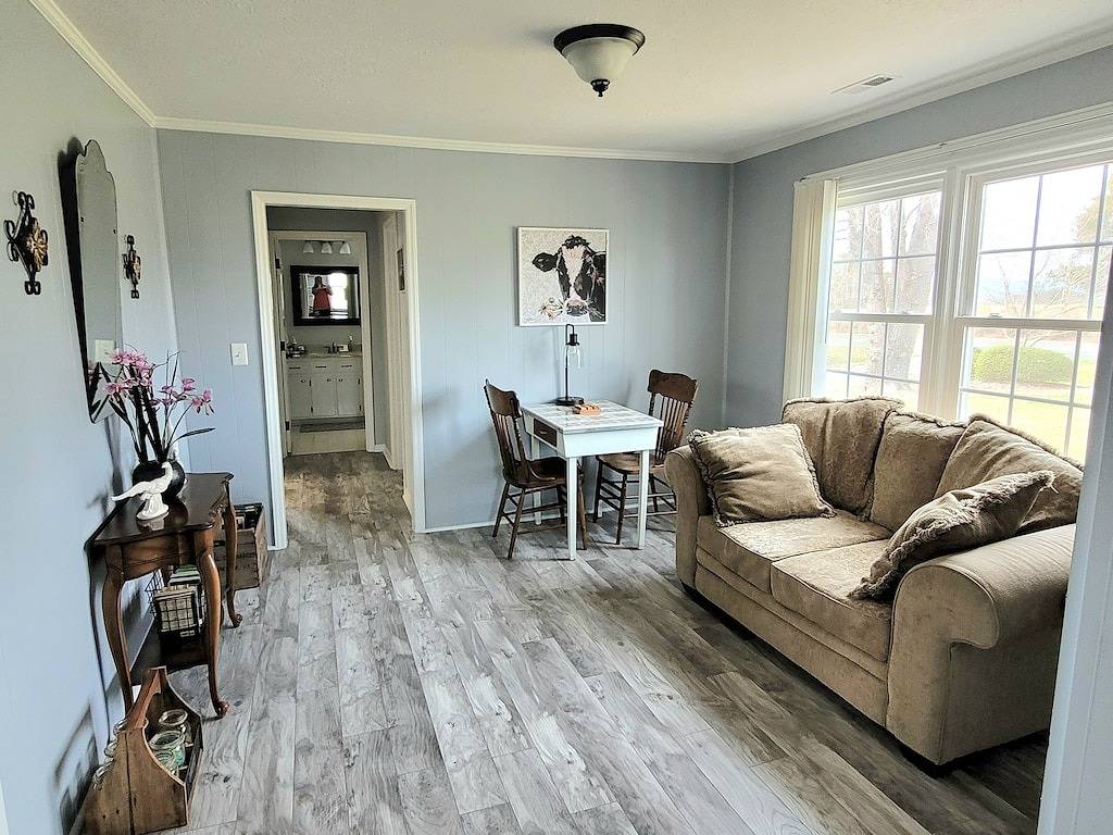 Moo Manor, 10 Mins from downtown Mayberry in Surry County