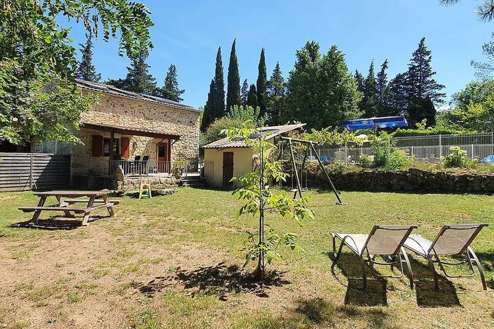 Maison de vacances pour 4 personnes, avec piscine et jardin, animaux acceptés dans Largentière
