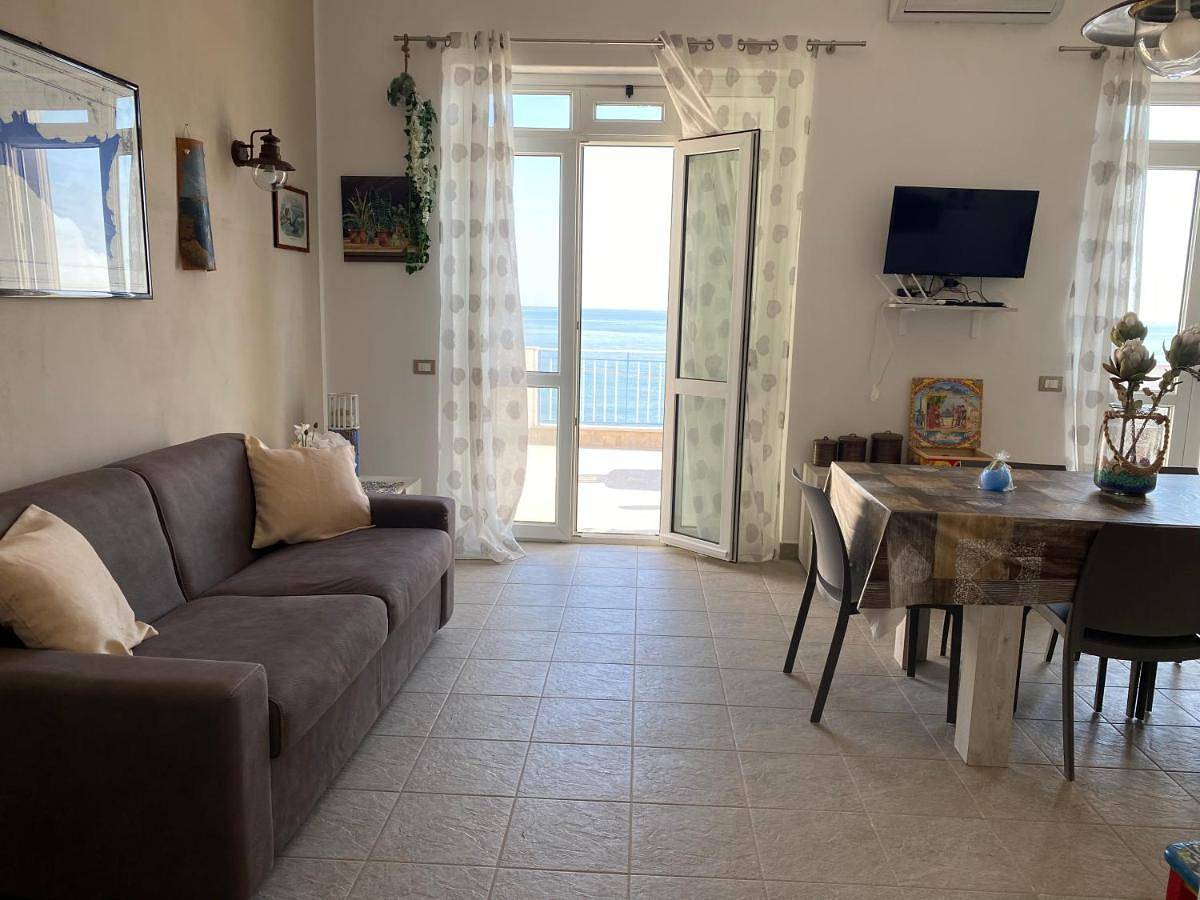 Villa Gloria intero alloggio sulla spiaggia 8 posti letto 15 minuti da Palermo e 35 da Cefalu in Spiaggia di Casteldaccia, Casteldaccia