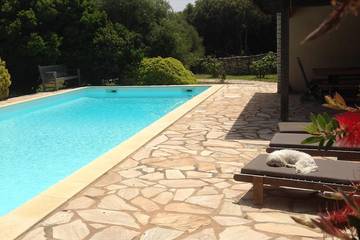 Gîte pour 4 personnes, avec terrasse ainsi que piscine et jardin à Bonifacio