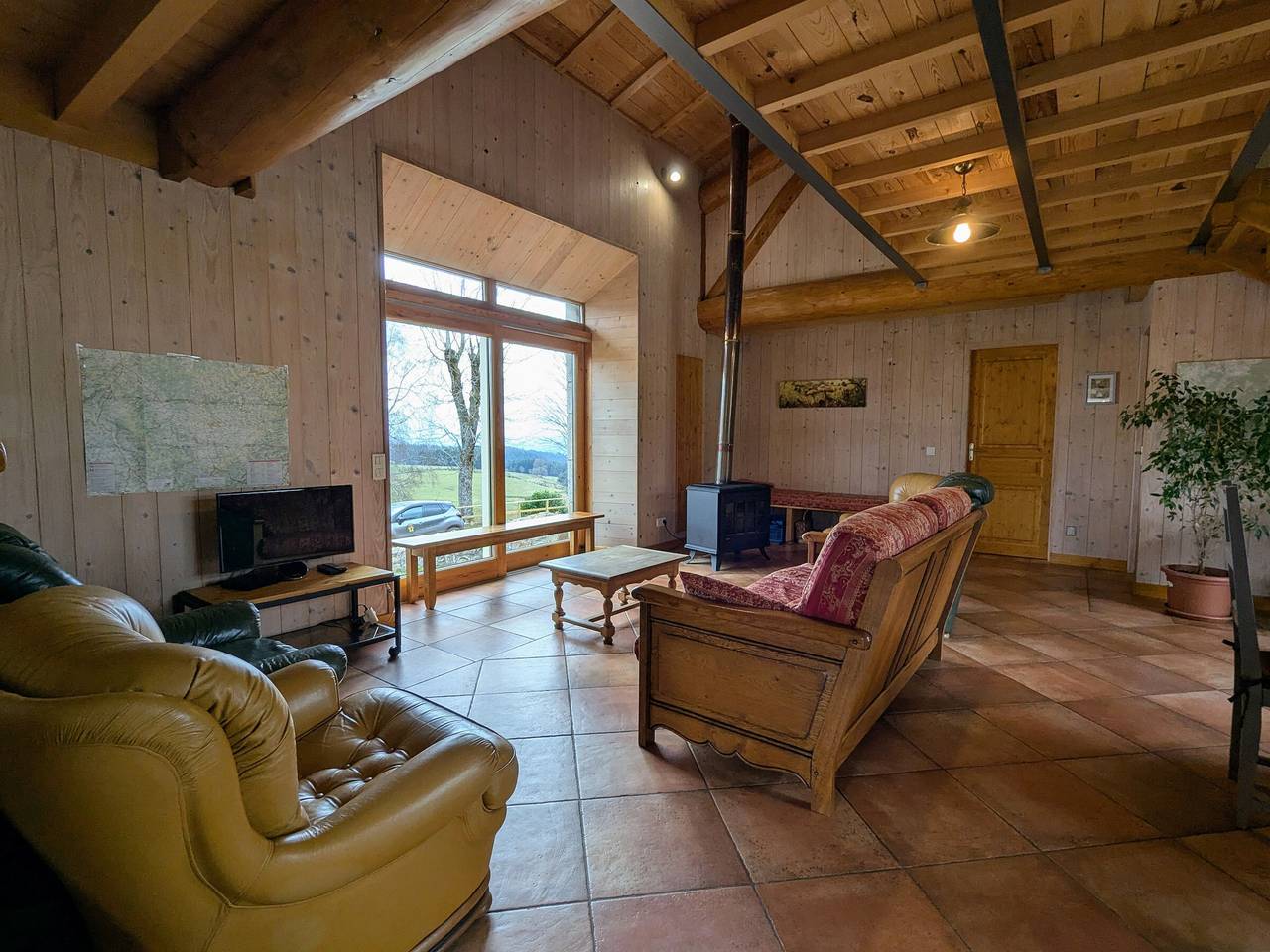 Gîte Familial à Riotord avec Jardin et Aire de Jeux in Riotord, Parc Naturel Régional du Pilat