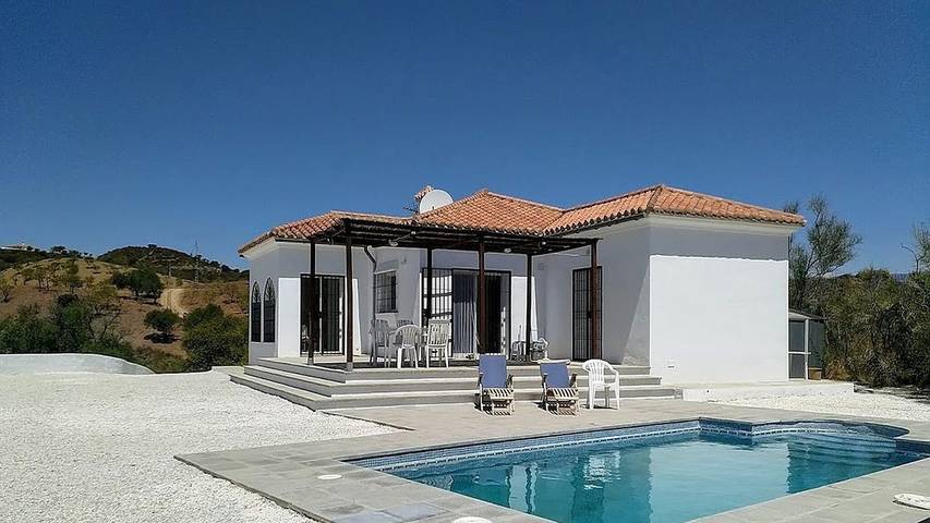 Apartamento para 2 personas, con piscina además de jardín y terraza en Almogía