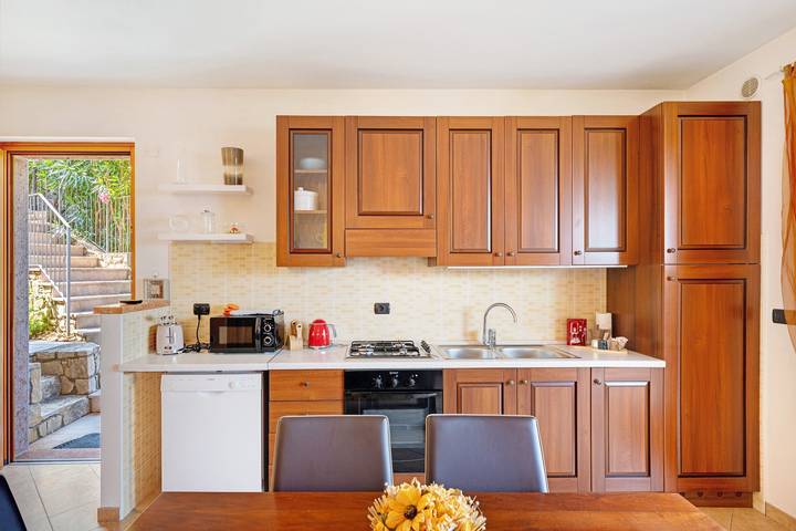 Entire apartment, Apartment 'Jessica' with Lake View, Wi-Fi and Air Conditioning in Torri del Benaco, Garda Mountains