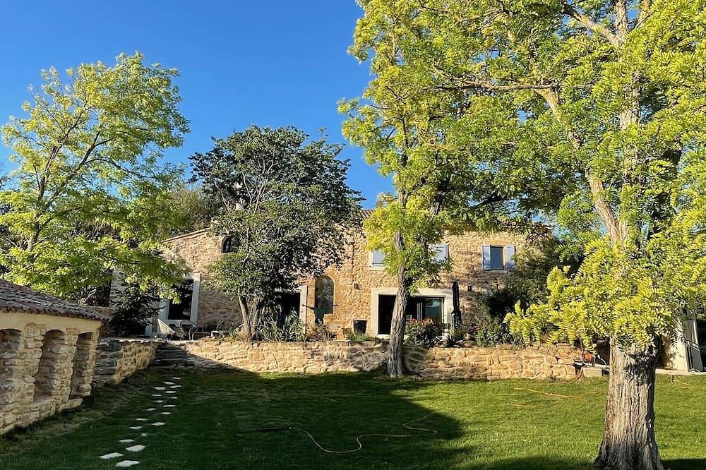 Magnificent Provencal estate north of Aix en Provence - sleeps 26 in Jouques, Region de Aix-en-Provence