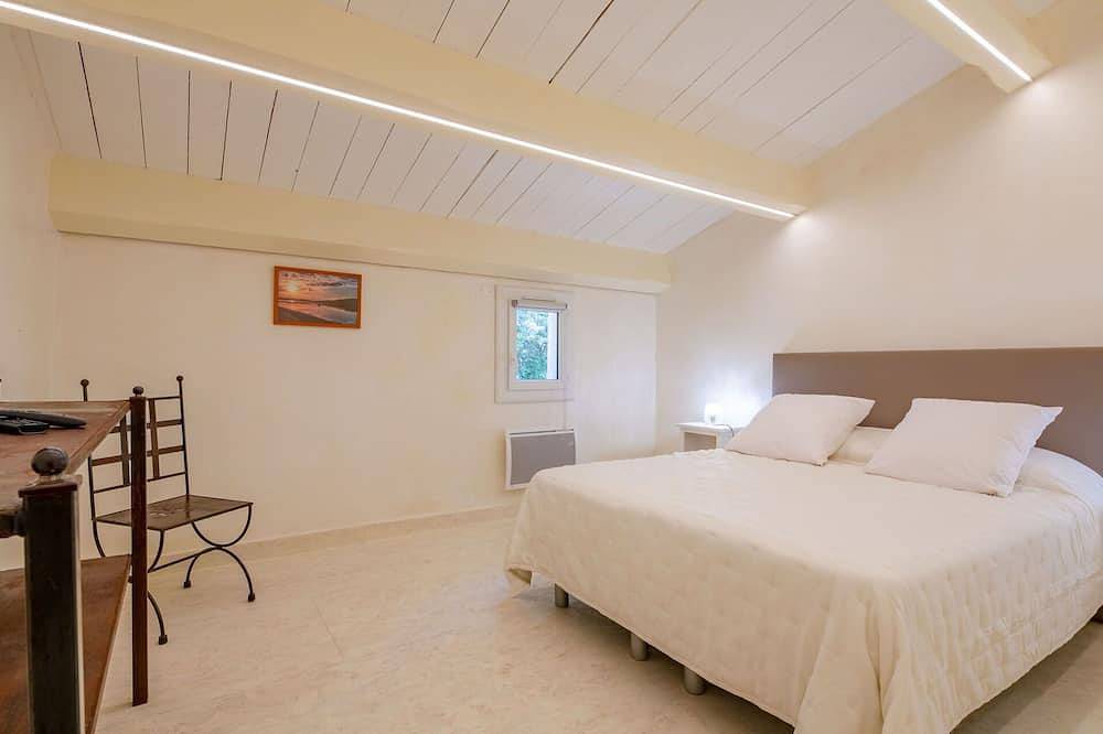 Atemberaubendes  Ferienhaus für 8 Personen mit  W-Lan, Tv, Terrasse und Haustiere erlaubt in Bauduen, Brignoles Region