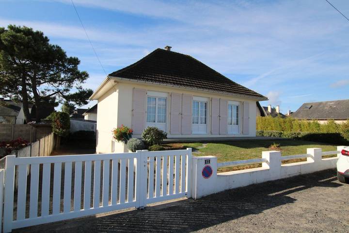 Gîte pour 4 personnes, avec Terrasse et Jardin à Bréhal