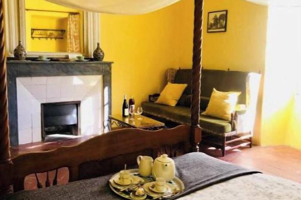 Entire apartment, Domaine Mas Pigné: Superior Double Room - Garden View in Sauve, Le Vigan region