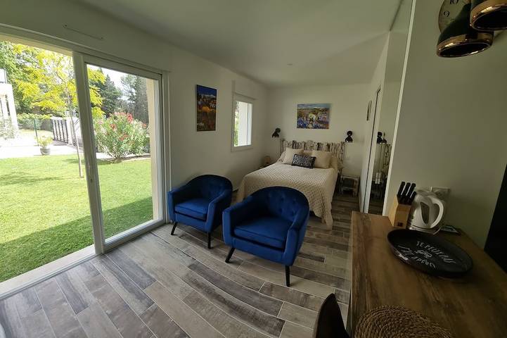 Entire apartment, Charmant Studio de 22 m² Avec Terrasse de 13 m² et spa Spacieux Sous Pergola in Aubignan, Vaucluse