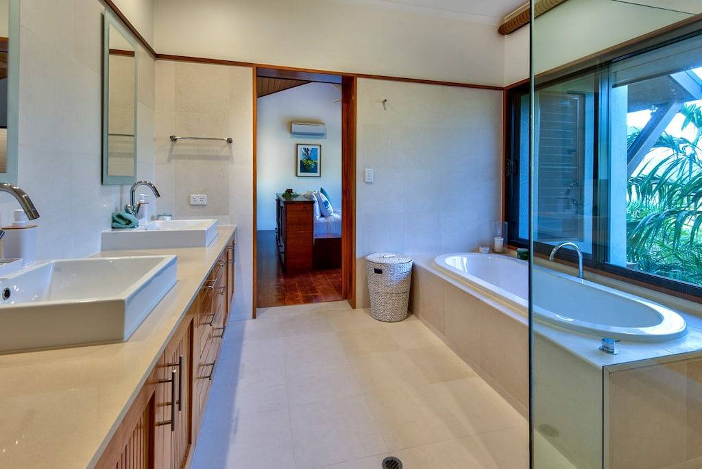 Iluka Luxury House Hamilton Island - private pool, 2 golf buggies and transfers in Hamilton Island