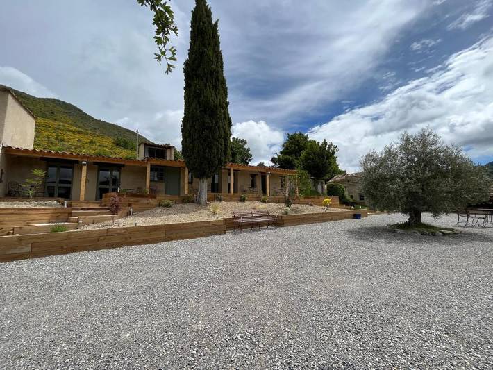 Gîte pour 2 personnes, avec Terrasse et Jardin ainsi que Piscine et Vue dans Montfroc - 4