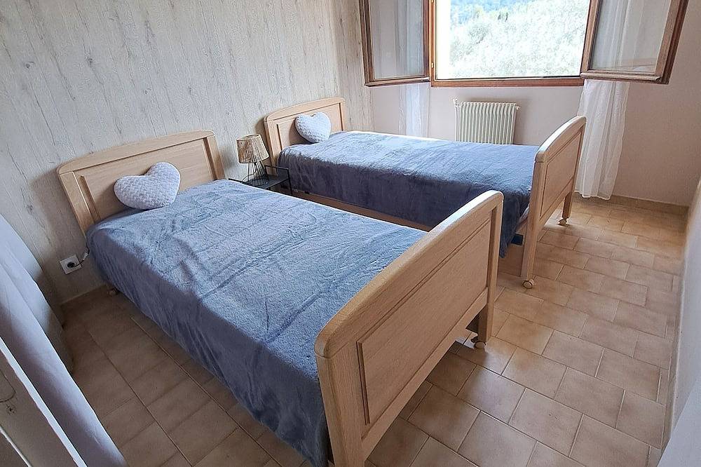 Villa in Provence Verte with swimming pool surrounded by olive trees. in Barjols, Región Brignoles