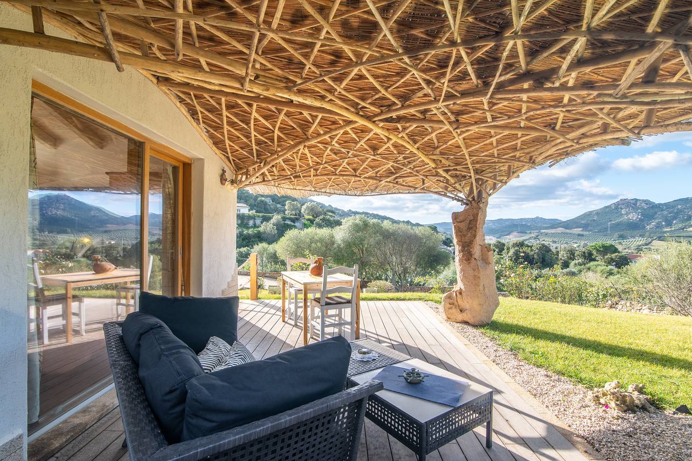 Guest House 'La Suite Del Capitano' con vista sulle montagne, Wi-Fi e aria condizionata in Gallura
