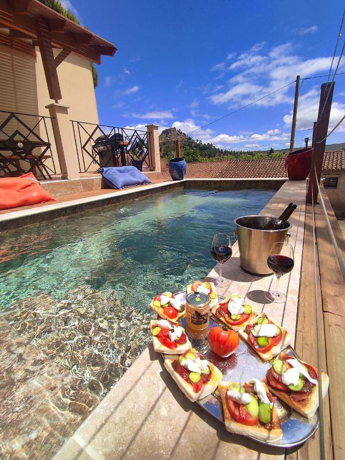 Location de vacances pour 8 personnes, avec jardin ainsi que jacuzzi et piscine à Montséret