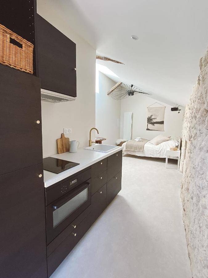 Gîte pour 2 personnes, avec jardin et terrasse à Valeuil