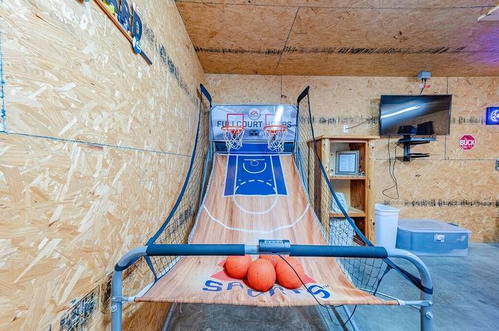 Vacation rental for 12 people, with hot tub and terrace as well as yard, with pets in Broken Bow Lake