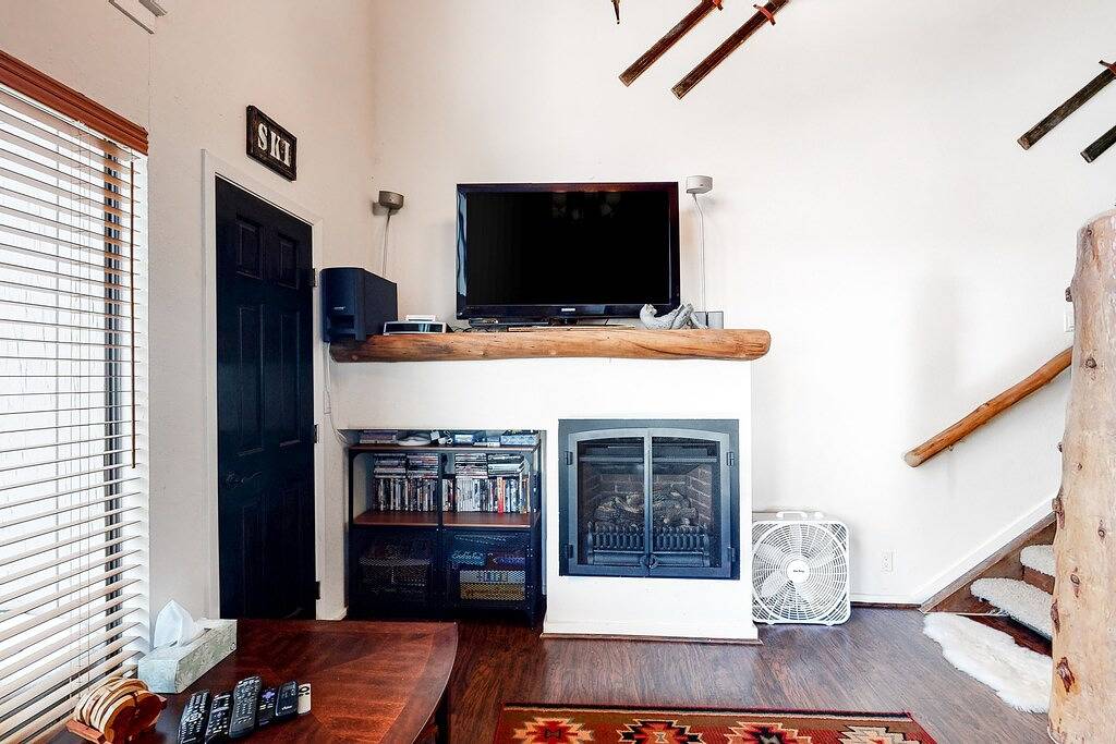 Ganze Wohnung, Two-story condo near lifts with fireplace, mountain views, & W/D, sleeps 6 in Kingsbury, Heavenly