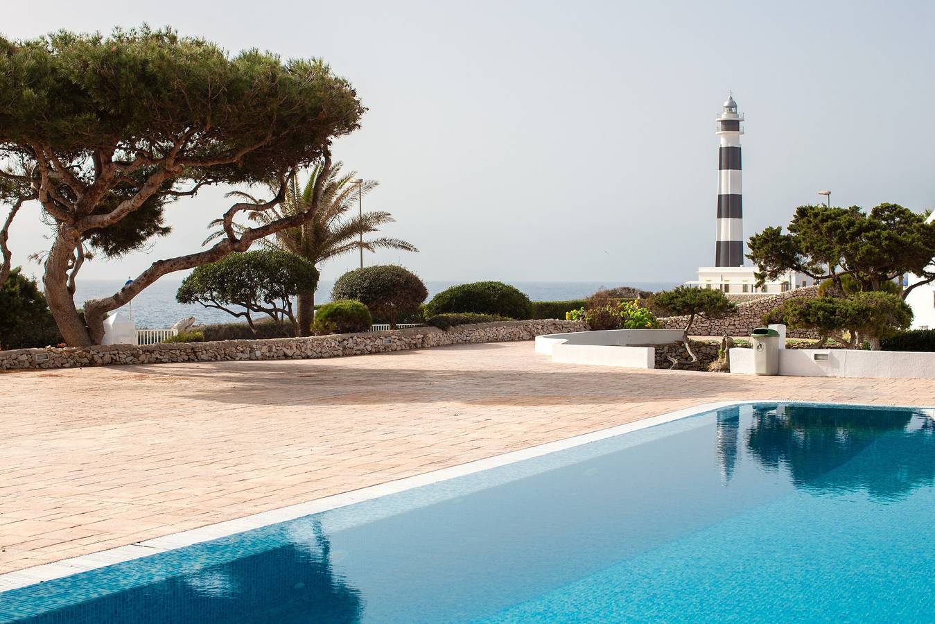Apartamento entero, Apartamento vacacional El Faro 8 con vistas al mar, Wi-Fi, terraza y piscina compartida in Cala en Bosc, Ciudadela