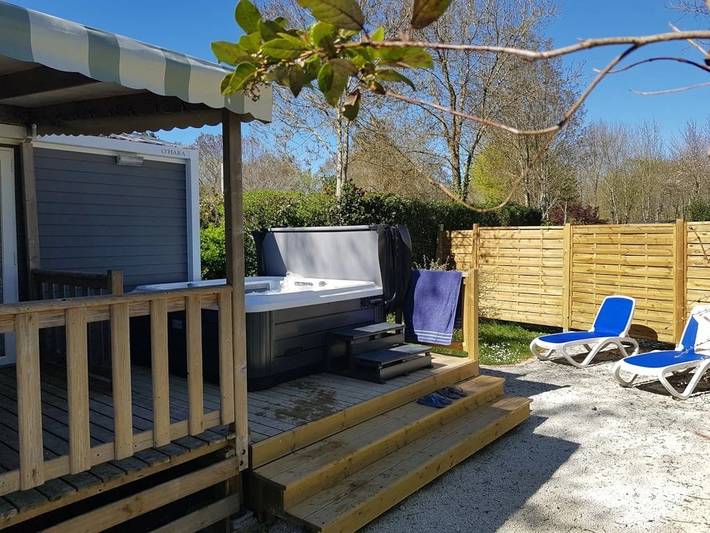 Mobil home pour 4 personnes, avec jardin et jacuzzi à Arces