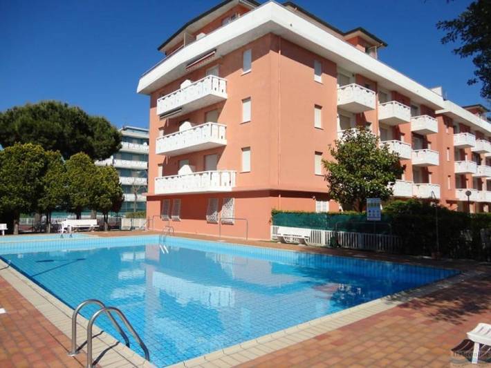 Ferienwohnung für 6 Personen, mit Balkon und Pool, kinderfreundlich in Porto Santa Margherita