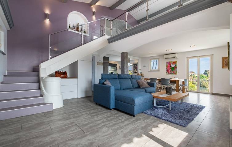 Location de vacances pour 8 personnes, avec terrasse ainsi que jardin et piscine à Saint-Laurent-du-Var - 3