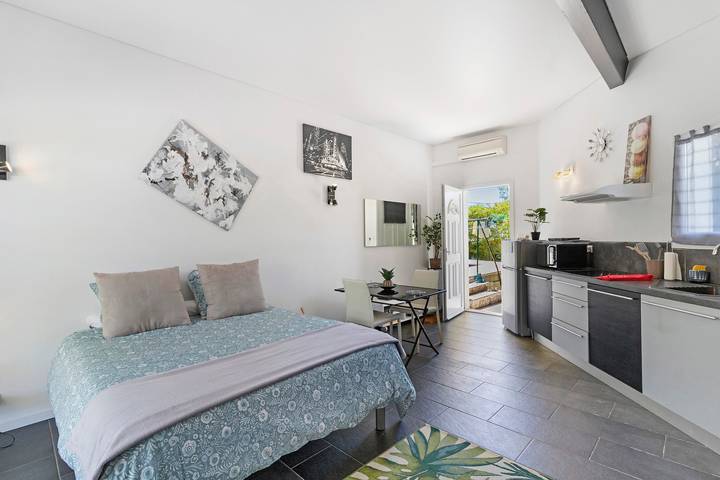 Entire studio, Studio Apartment 'Les Oliviers' with Sea View, Wi-Fi and Air Conditioning in Grosseto-Prugna, Ajaccio region