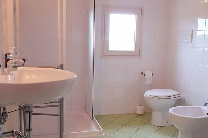 Appartement entier, Studio avec balcon privé, superbes vues, wifi, piscine partagée, près du village in Vinci, Province de Florence