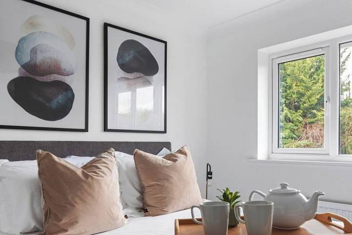 Guildford - Two Bedroom House with Garden in Guildford, Surrey