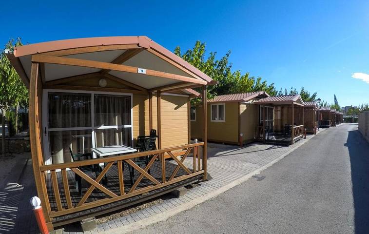 Camping voor 2 personen, with Terras and Tuin as well as Zwembad in Benidorm
