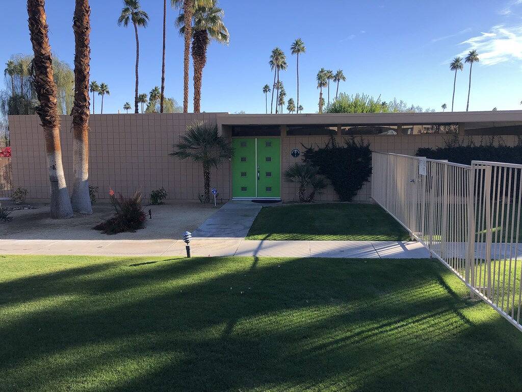 Ganze Wohnung, Renoviert Flucht der Mitte des Jahrhunderts, mit neuer Küche und Badezimmer. in Palm Desert, Coachella Valley