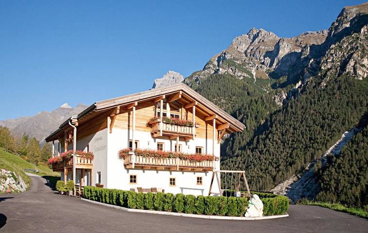 Ferienwohnung für 5 Personen, mit Balkon und Terrasse sowie Garten und Ausblick in Brenner