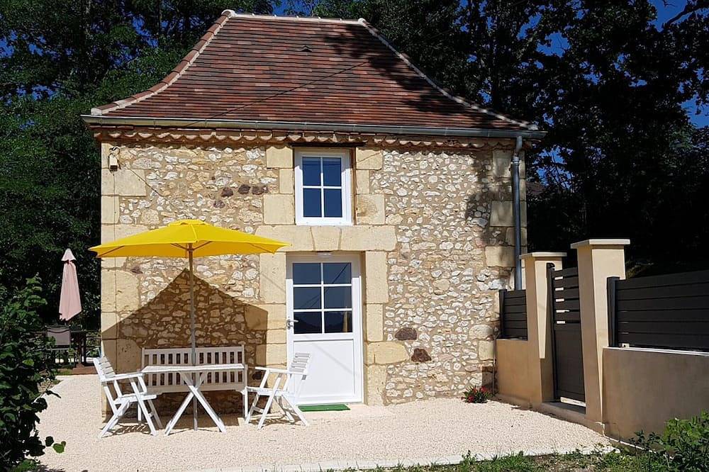 Charming Stone Cottage with Jacuzzi & Bikes in Vézère Valley in Le Bugue, Périgord Noir