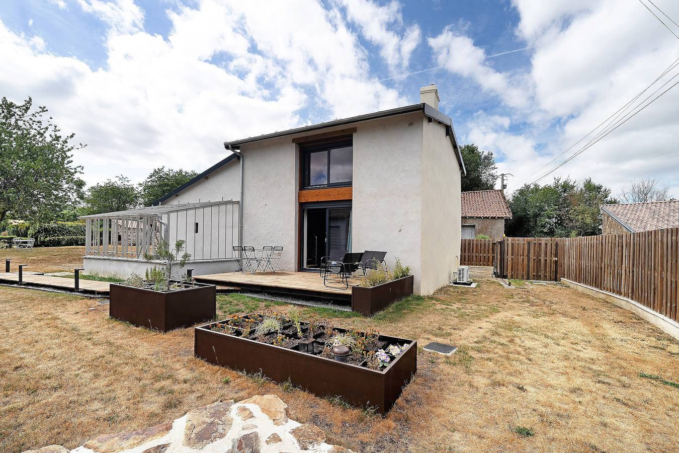 Piccola casa "La Grande Rivière" con piscina, Wi-Fi e aria condizionata in Tillières, Cholet e dintorni