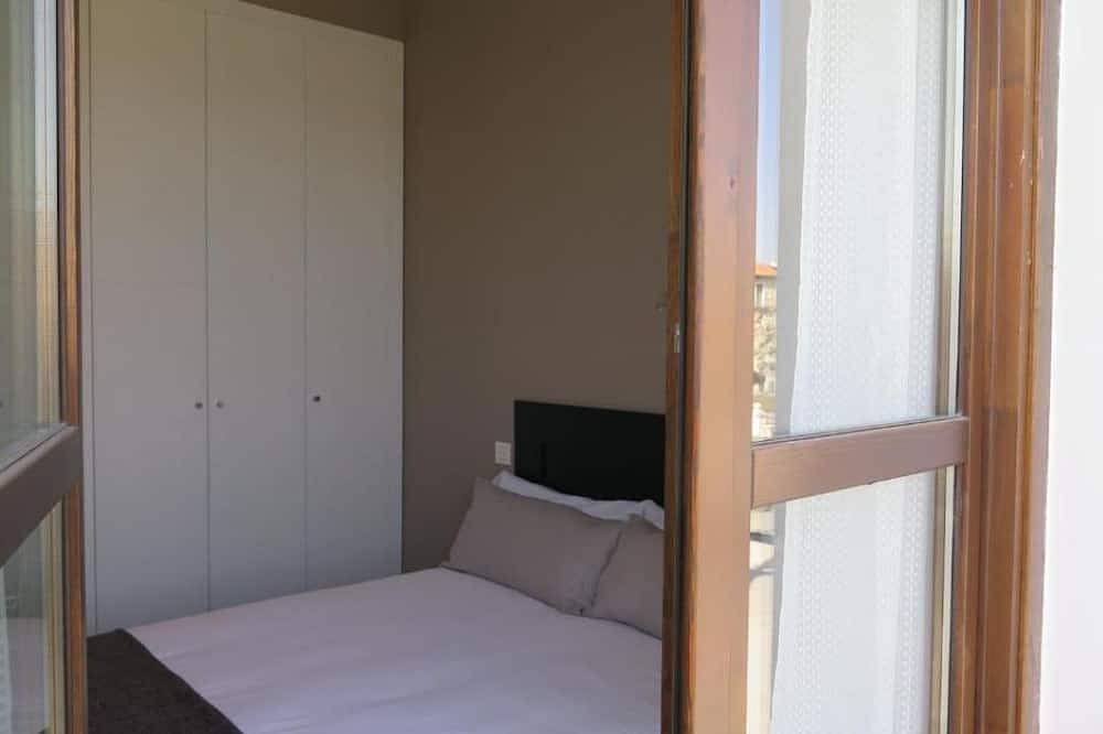 Entire apartment, Spacious 4-bedroom condo in tranquil Alcalá de Henares -One-Bedroom Apartment in Alcalá de Henares, Madrid Province