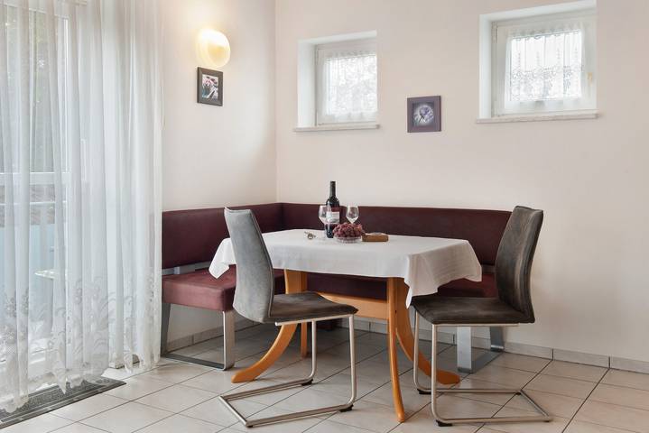 Ganze Wohnung, Ferienwohnung Links" mit Balkon und Wlan in Schmuggler Bucht, Konstanz
