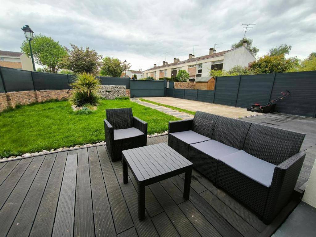 Appartement entier, Havre de Paix avec Jardin privatif et Parking Gratuit à 15 min de Versailles in Montigny-le-Bretonneux, Yvelines