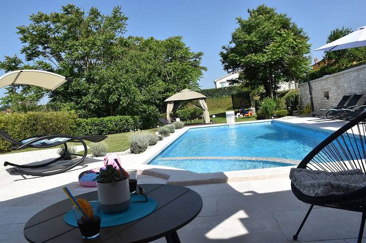 Villa für 16 Personen, mit Whirlpool und Terrasse sowie Garten, mit Haustier - 1