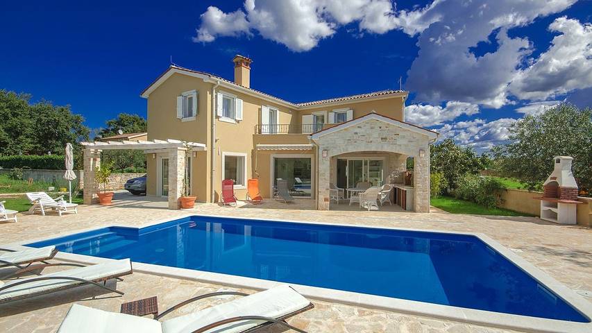 Ferienhaus für 8 Personen, mit Pool und Garten, mit Haustier