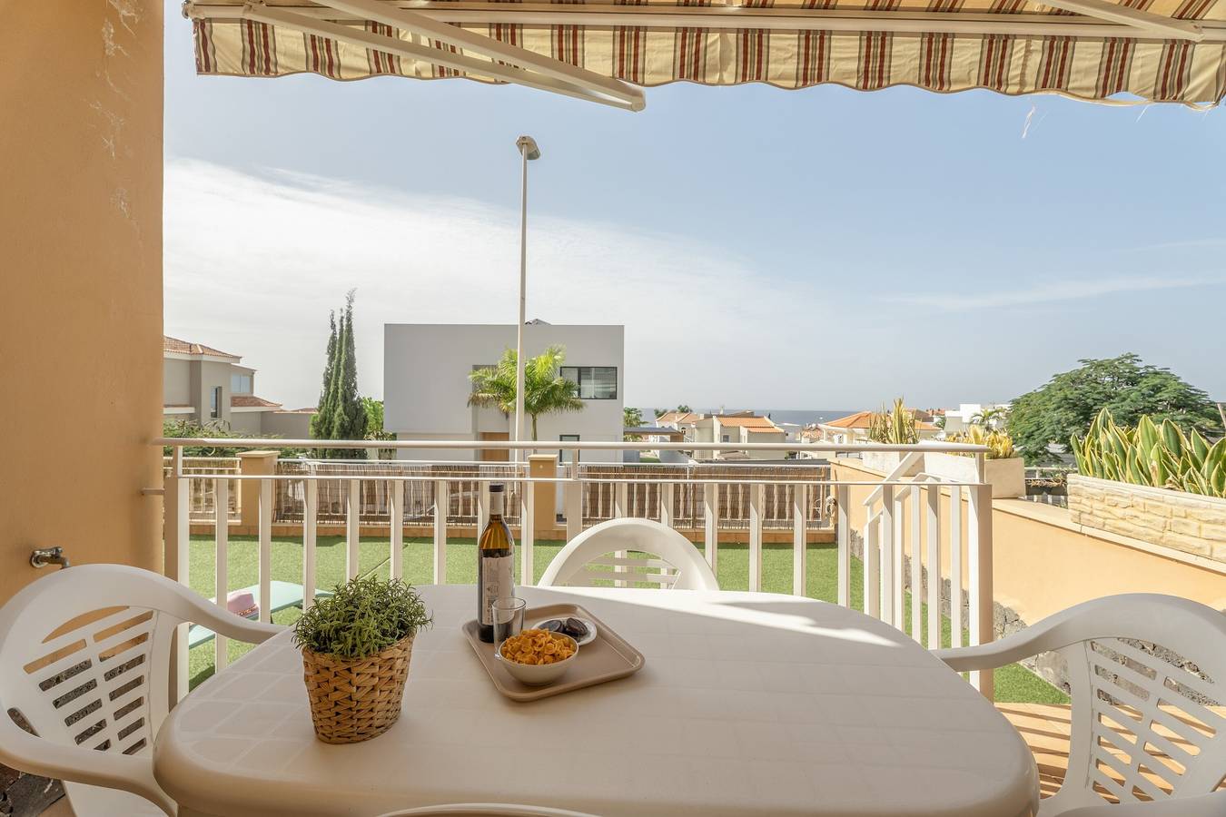 Ganze Wohnung, Ferienwohnung 'Brisas Chasna 2' mit Meerblick, Gemeinschaftspool und Wlan in Adeje, Teneriffa Süd