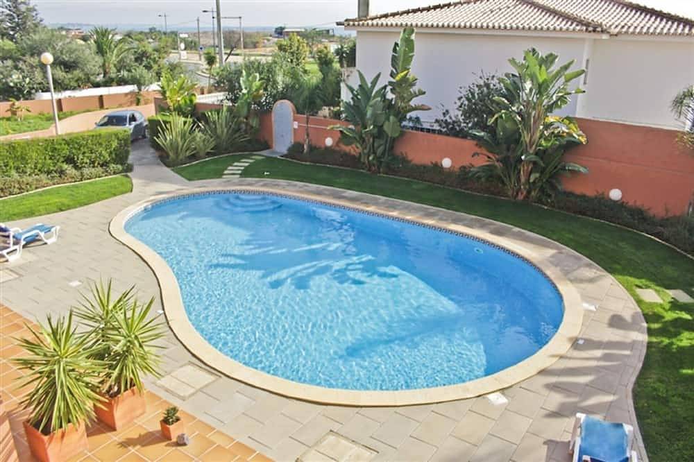 Ganze Wohnung, Apartment mit 2 Schlafzimmern, Meerblick und Pool, 220 m vom Strand entfernt in São Sebastião, Lagos