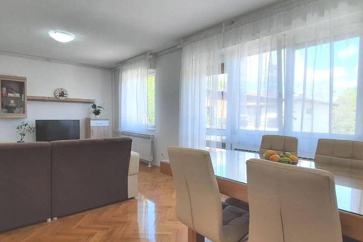 Gîte pour 6 personnes, avec vue et terrasse dans Plitvička Jezera