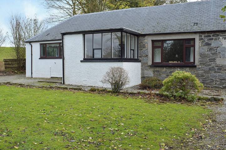 Log cabin for 8 people, with garden, with pets in Newton Stewart
