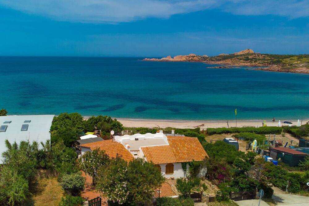 Apartamento entero, Precioso apartamento para 5 personas con Tv, terraza, mascotas permitida y aparcamiento in La Marinedda, Trinità d'Agultu e Vignola